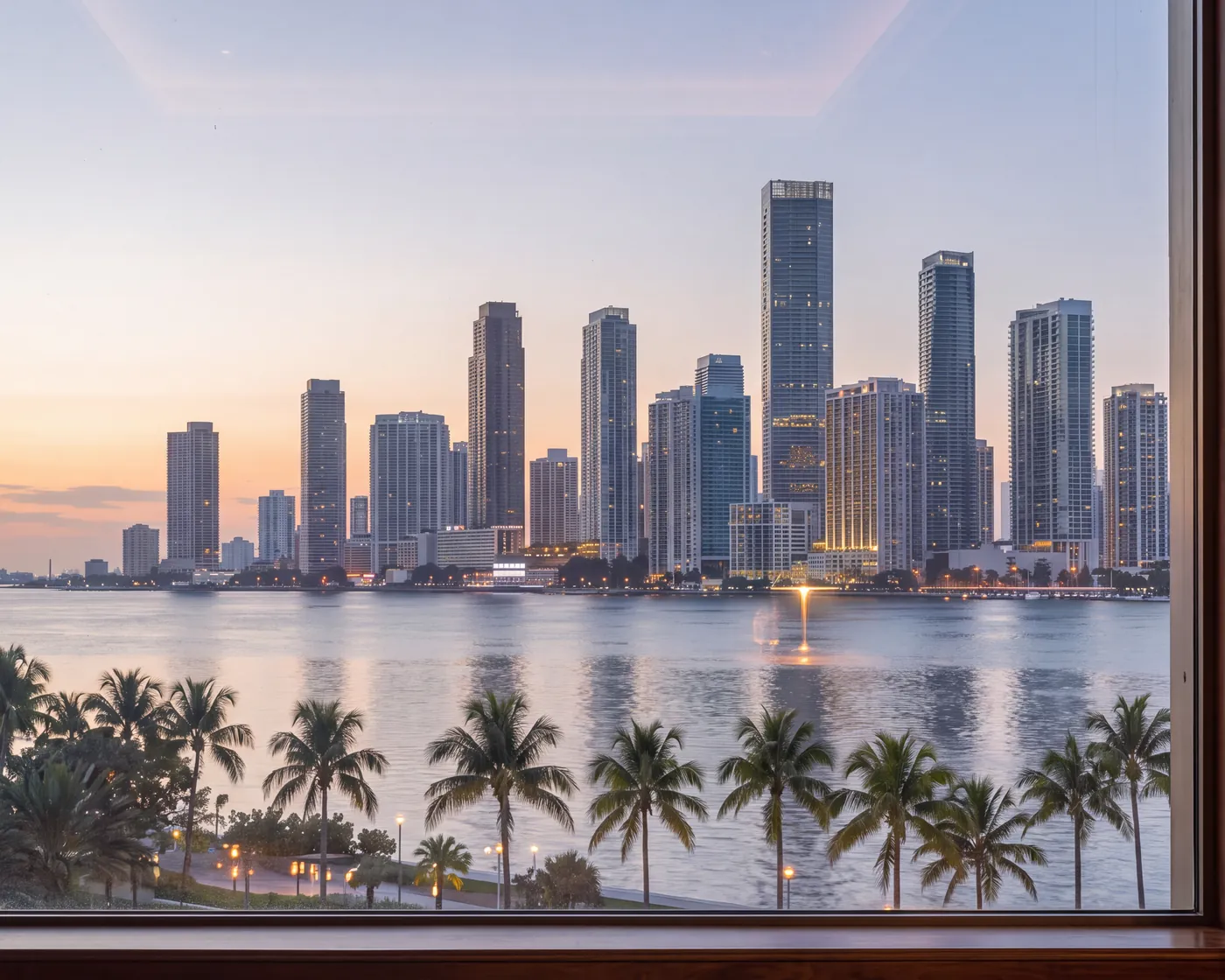Blick durch ein Fenster auf die Skyline von Miami in der Abenddämmerung, Immobilien und Geschäftsadresse in Florida