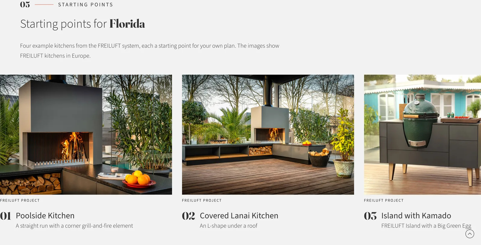 Drei Beispielküchen aus dem FREILUFT-System auf enschoutdoorliving.com: Poolside Kitchen mit Holzfeuer, Covered Lanai Kitchen und Insel mit Kamado