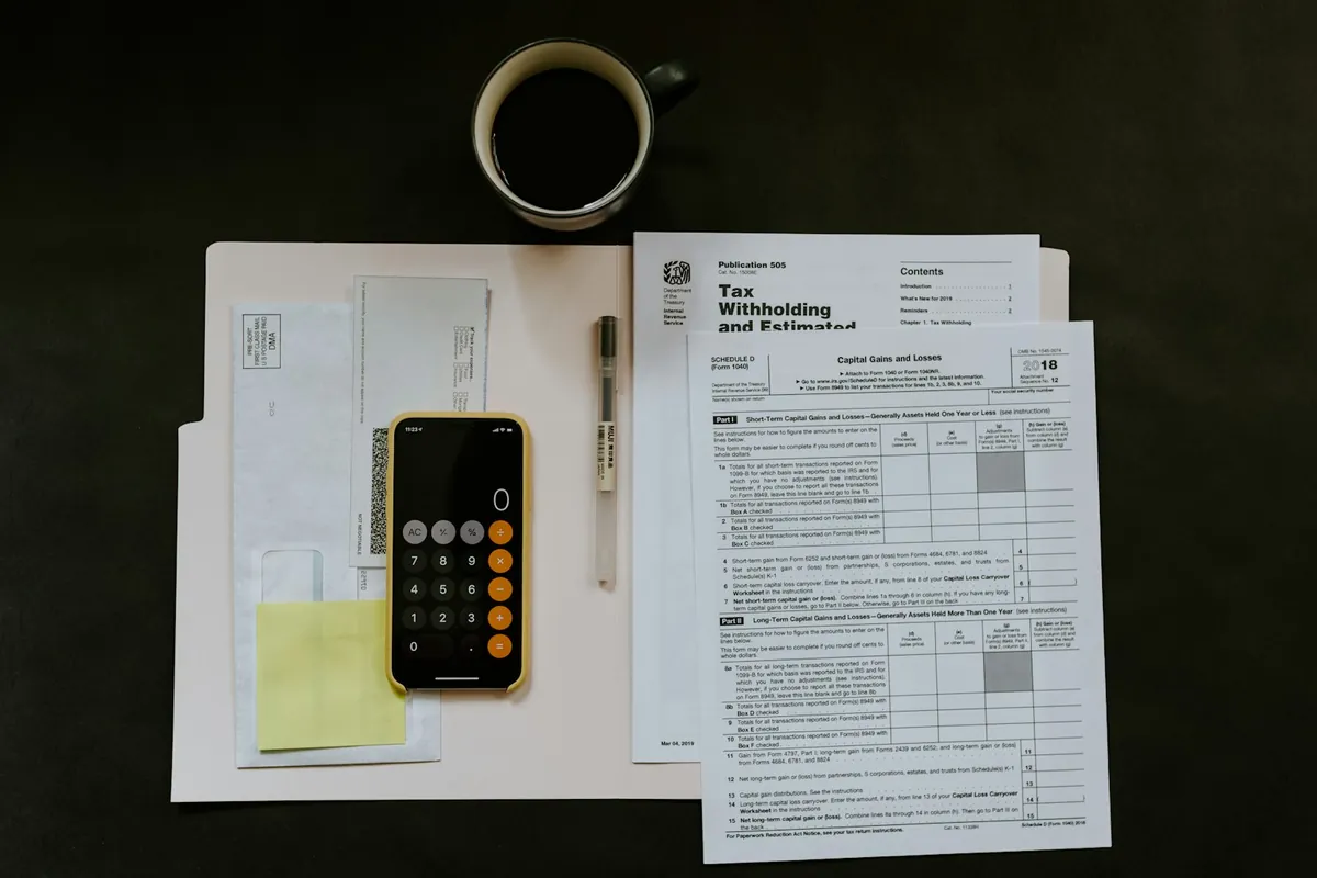 IRS-Formulare, Taschenrechner und Notizen auf einem Schreibtisch